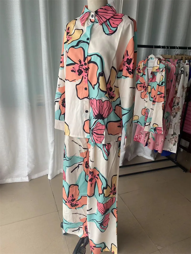 Abito da donna con stampa pendolare alla moda 2025 Autunno Nuovo stile Risvolto Camicia ampia a maniche lunghe Vita alta Pantaloni a gamba larga Set a due pezzi