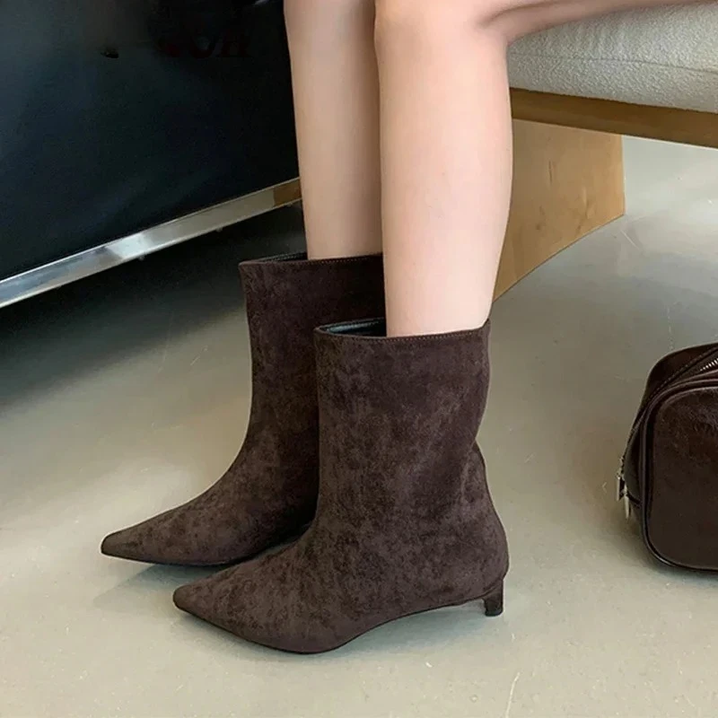 TWBEB Große Größe 41 42, Mode Winter Faux Wildleder Spitz Kurze Stiefel Niedrigen Absatz Stiefel Slip auf Party Schuhe Botas Zapatos De Mujer