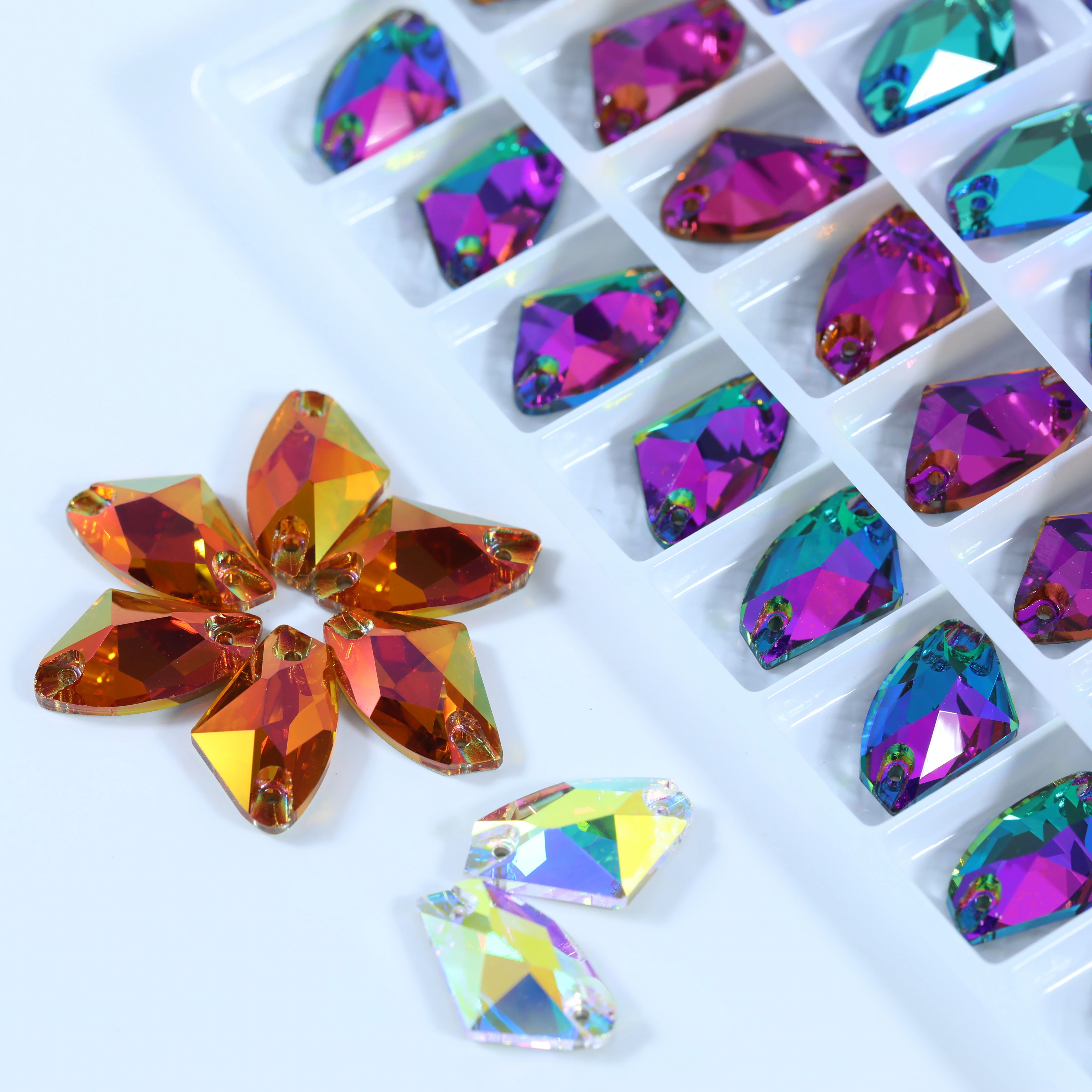 Premium Glaskristall Weiß Beschichtete Galaktische Aufnähsteine 3256 Funkelnde Strasssteine für Nagelkunst, Kleidung, DIY, Taschen, Schuhe, Handyhüllen – Detail 6