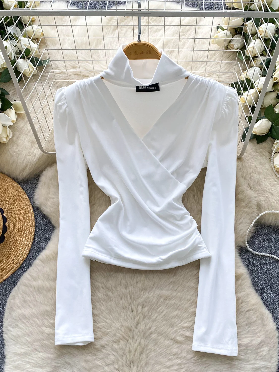 

Женская белая футболка с v-образным вырезом Y2k, винтажная эстетичная футболка Harajuku Gyaru, футболки с длинными рукавами, одежда 2000-х годов, осень 2025 г.