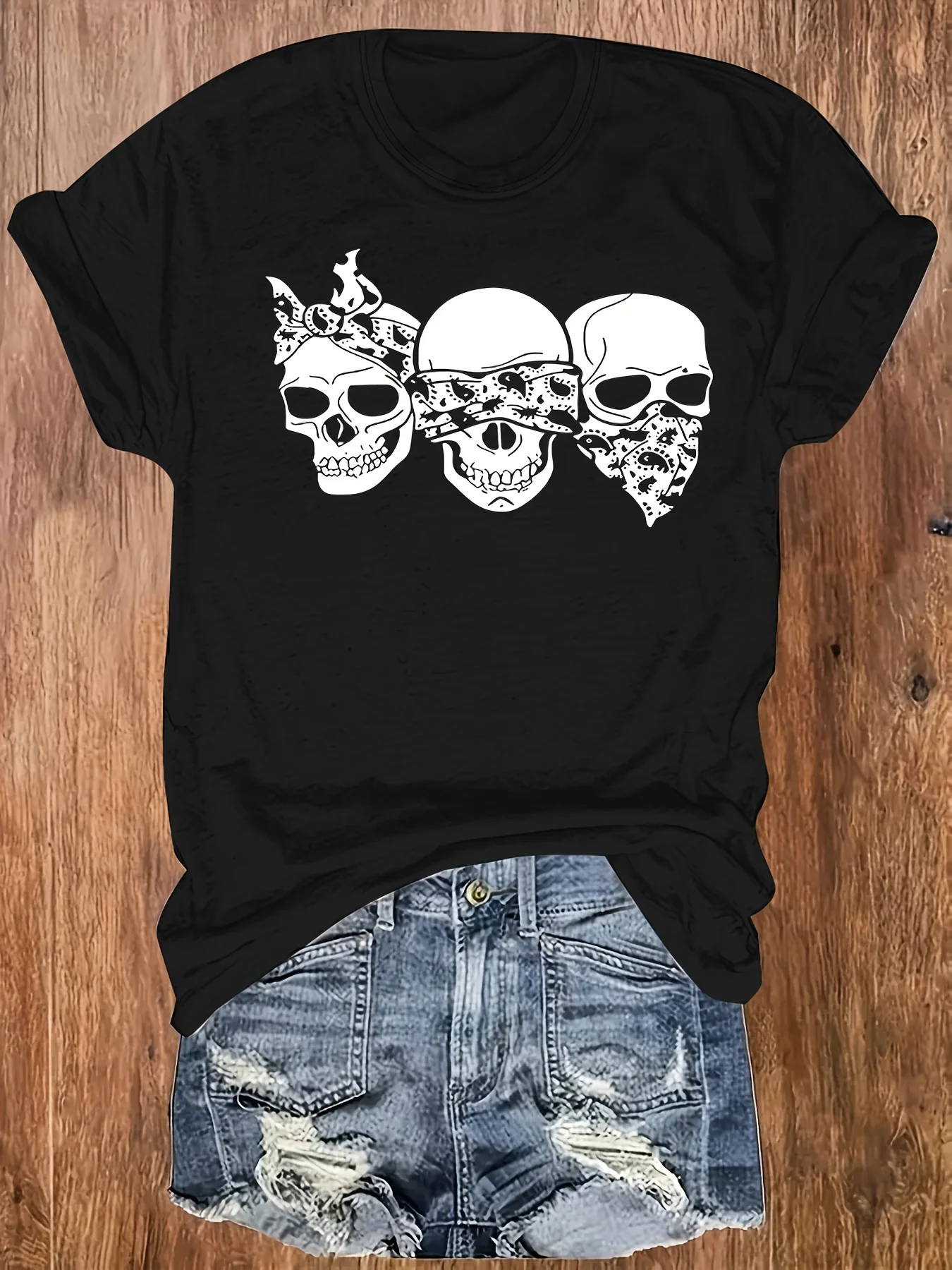 

Plus - Size Black Round Neck T - Shirt with Bandana - adorned Skull Print: Edgy and Rebellious