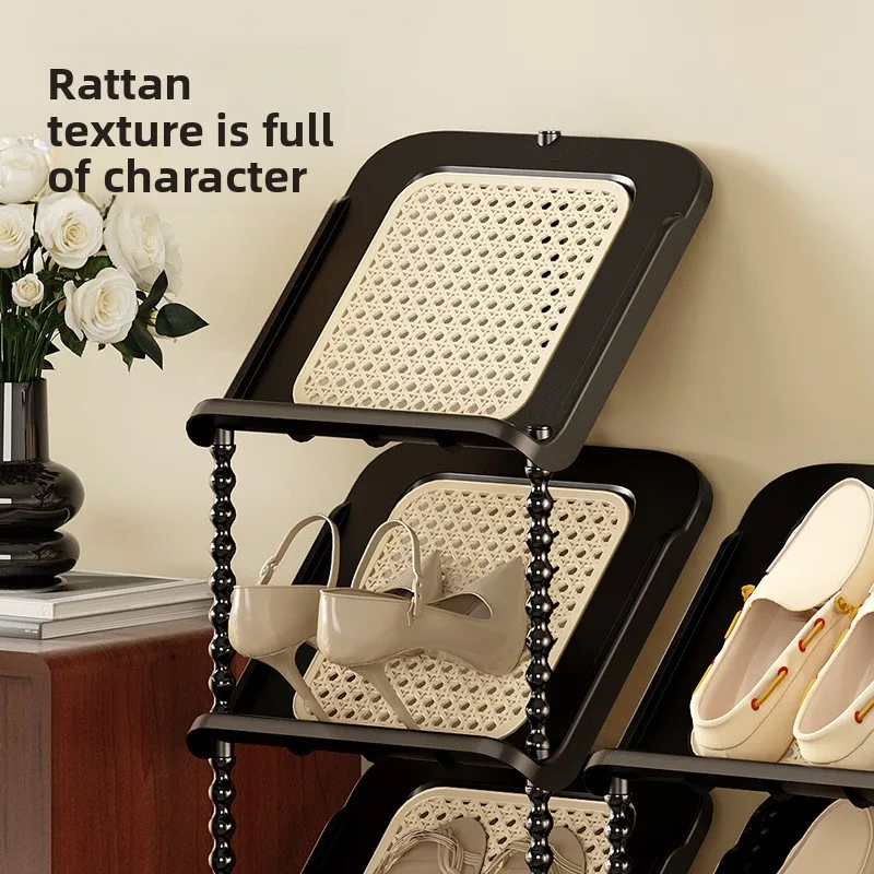 Sapateira inclinada de vime medieval do chão ao teto atrás da porta Prateleira de canto de entrada multicamadas economiza espaço multiuso