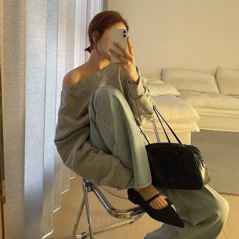 Suéter de manga comprida com gola de uma palavra, ombro de fora, doce e legal, pulôver solto curto, primavera e verão, feminino