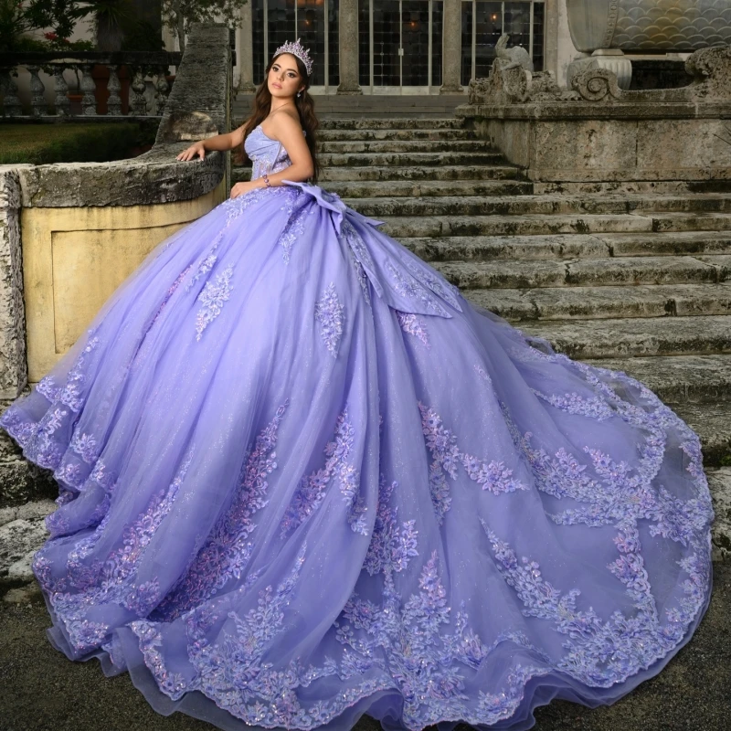 Abiti Quinceanera lucidi color lavanda con spalle scoperte Applique in pizzo con perline Fiocco di cristallo Corsetto in tulle Festa di compleanno Abito dolce 16