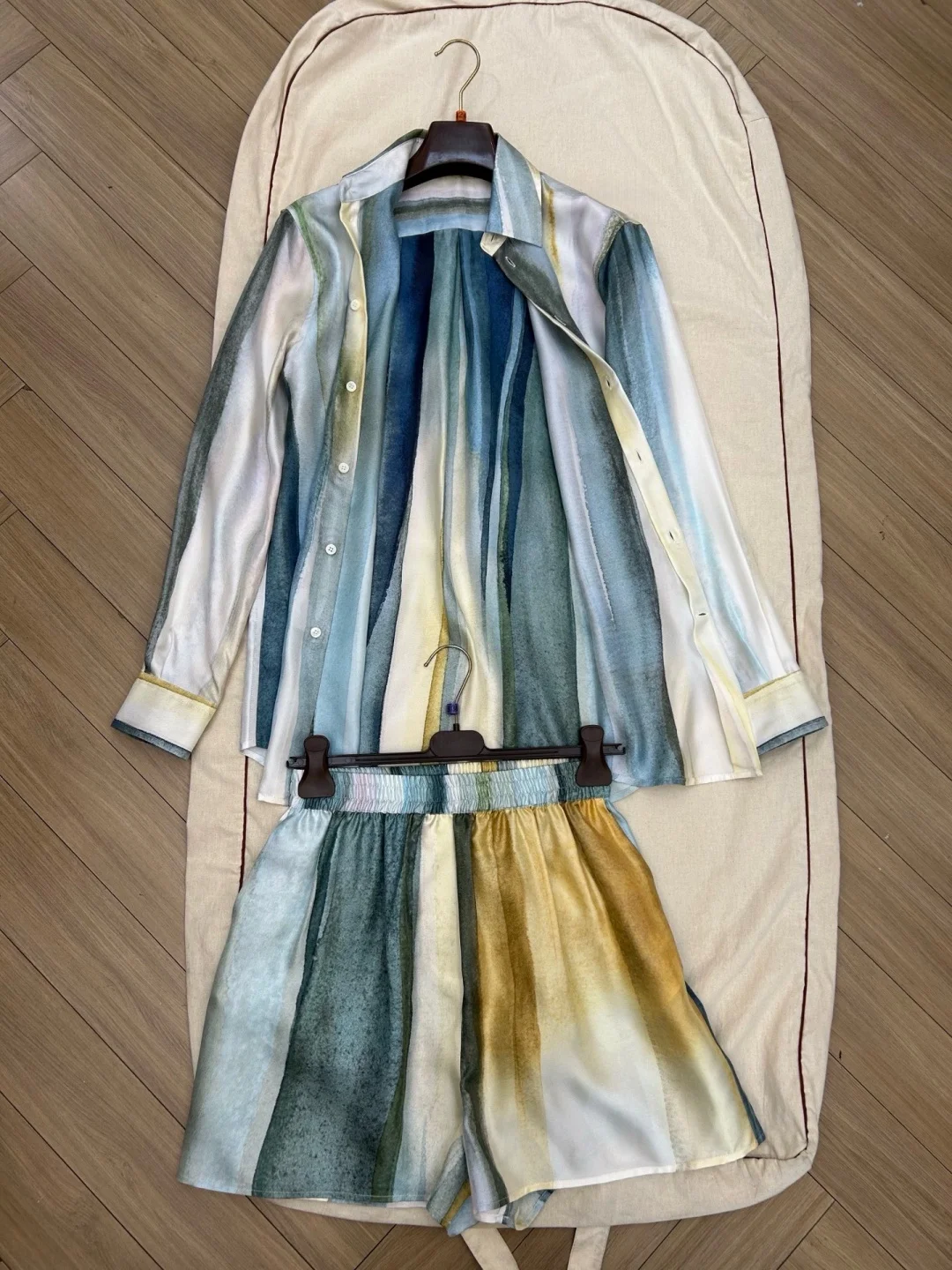 

2026 New Arrival 100% Silk Blouse and Shorts Set, Hand-Dyed Gradient Casual Resort Wear, High-Quality Summer Vacation Outfit