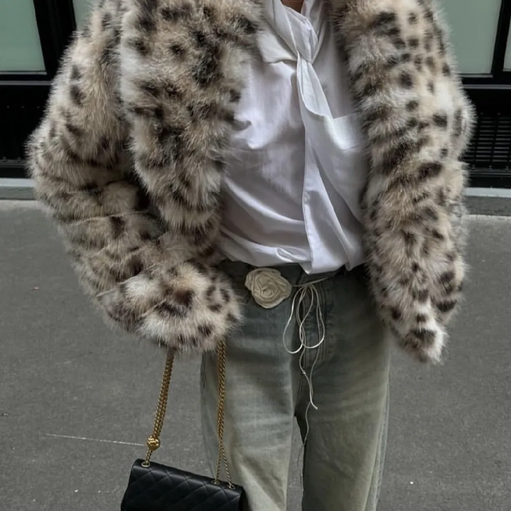Nuevo 2025 invierno peludo Beige leopardo abrigo de piel sintética CHIC mujeres solapa cuello gancho botones manga completa peluda suelta ropa de abrigo corta