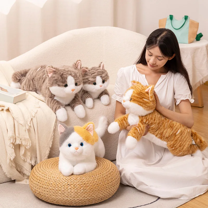 

Новые плюшевые игрушки Cuddly Lie Prone Kitten, мягкая пушистая реалистичная кукла-табби-кошка, милый компаньон для детей, кавайный декор для комнаты/автомобиля