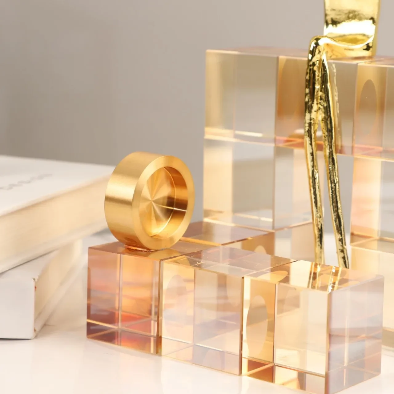 Statua in metallo di cristallo geometrico di lusso leggero europeo, ornamento artistico, soggiorno, camera da letto, ingresso, decorazione della casa dell'hotel