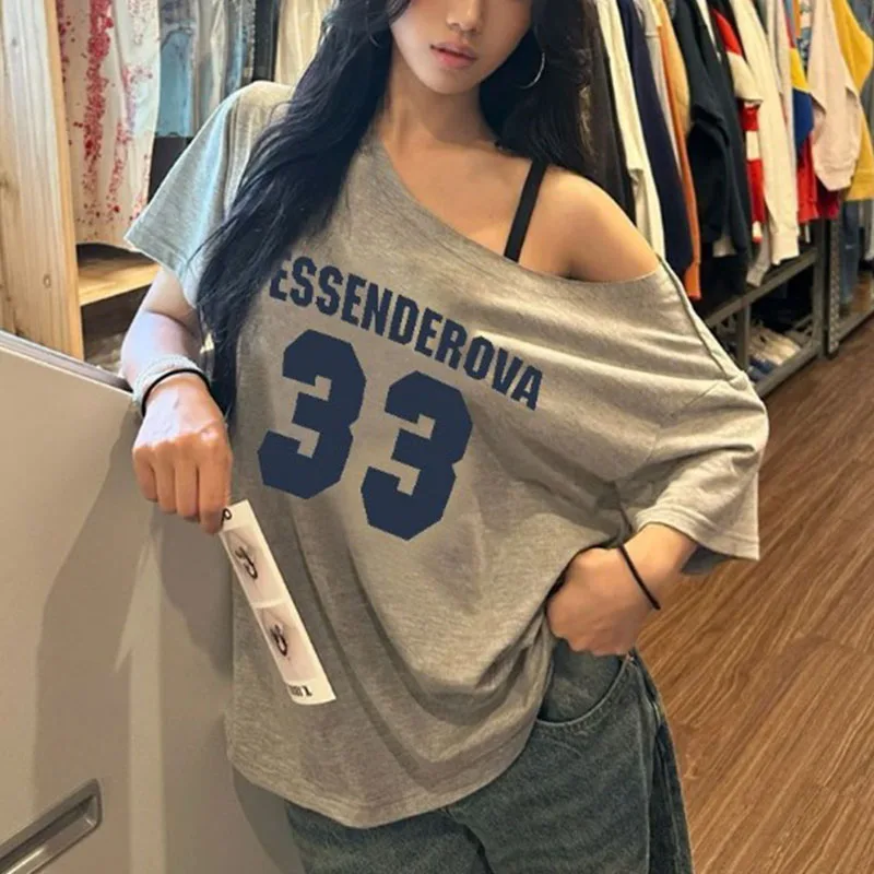 

Женская футболка оверсайз с открытыми плечами, с принтом букв и цифр, свободного кроя, повседневная, с коротким рукавом