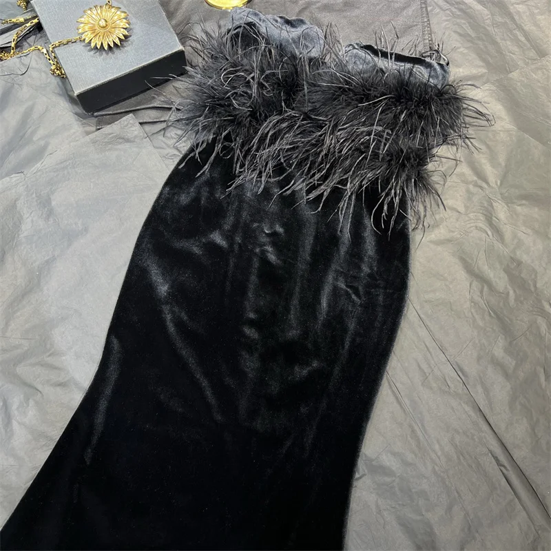 Bild 6: Damenkleid Winter 2025, neues ärmelloses Kleid aus Samt mit schmaler Passform, Straußenfedern, dekoratives langes Kleid, schulterfreie Partykleider