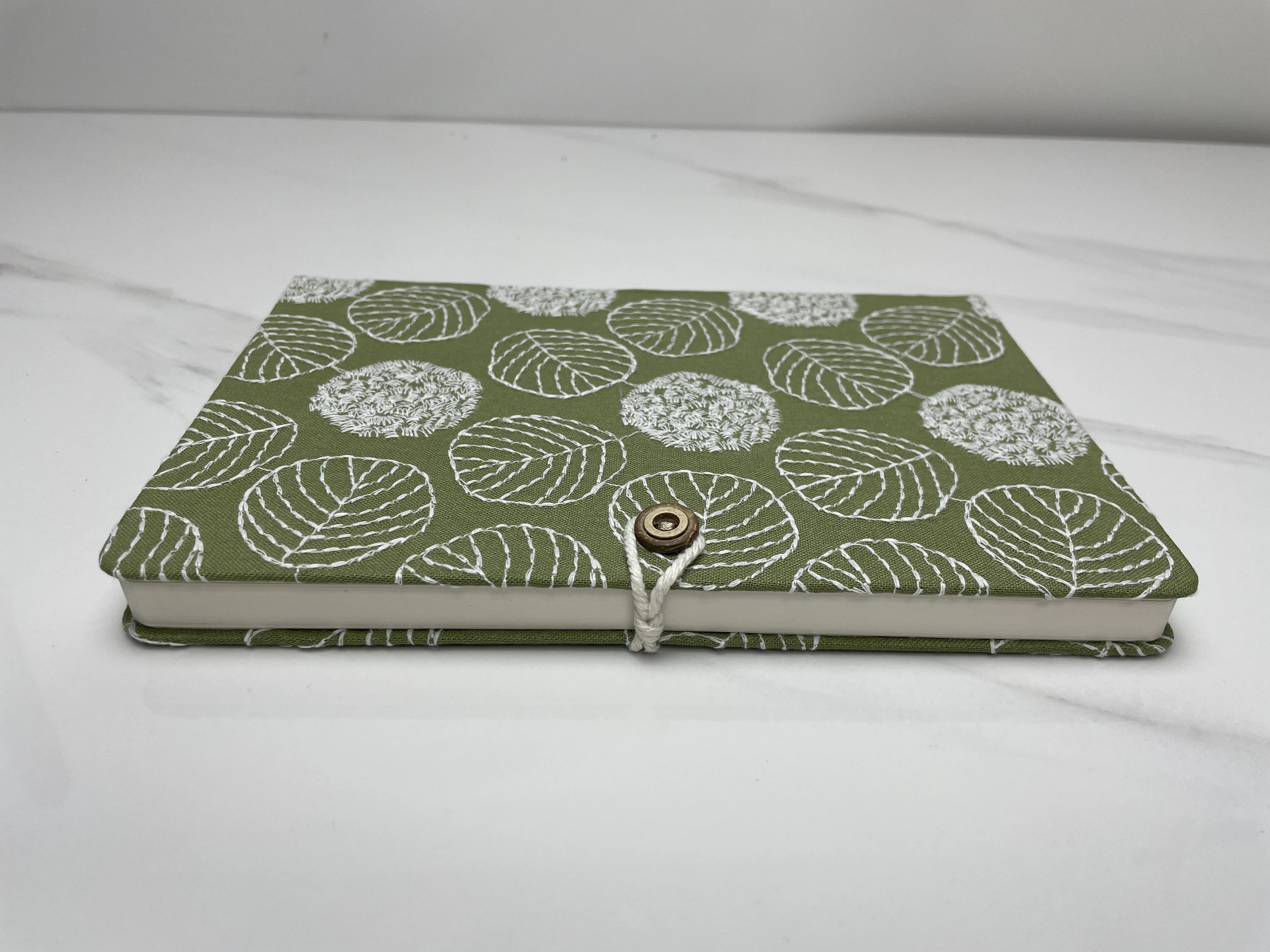 Caderno de Bordado em Tecido Verde A5A6 com Design de Folhas - Diário Versátil com Páginas Brancas, Linhadas e Quadriculadas para Notas, Diário e Desenho