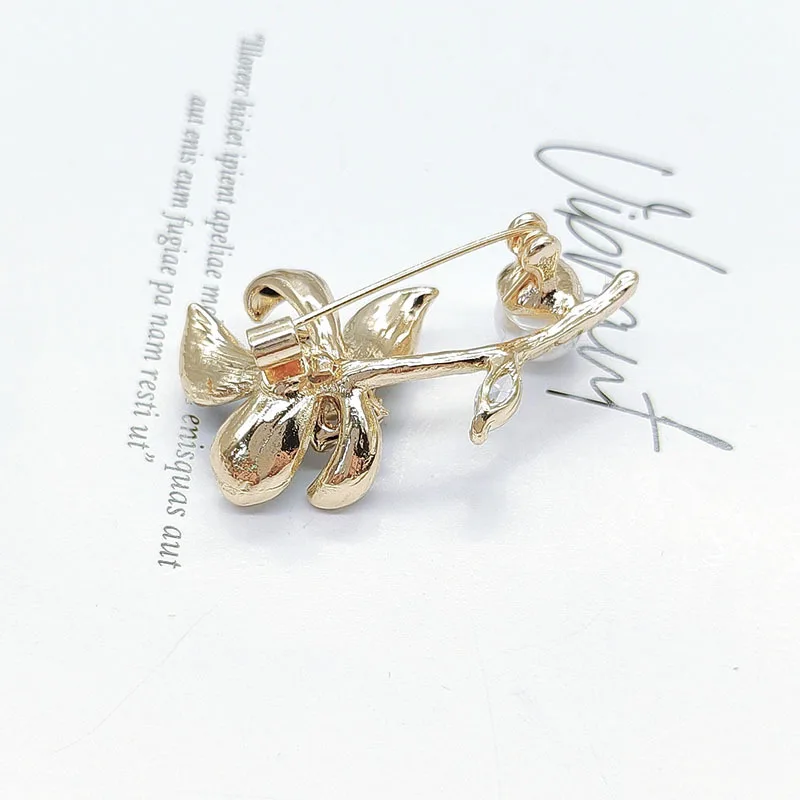

A brand-new exquisite lotus brooch with pearl rhinestones, a light luxury and versatile fashion brooch