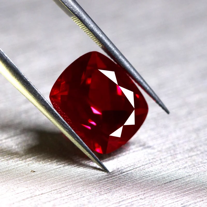 Hübscher rechteckiger, kissenförmiger Rubin in der Größe 12 x 16 mm, Farbe „Taubenblut“, für Schmuckanhänger, zum Basteln von Schmuckstücken, zur Sammlung oder zum Einsetzen als Edelstein. – Detail 1