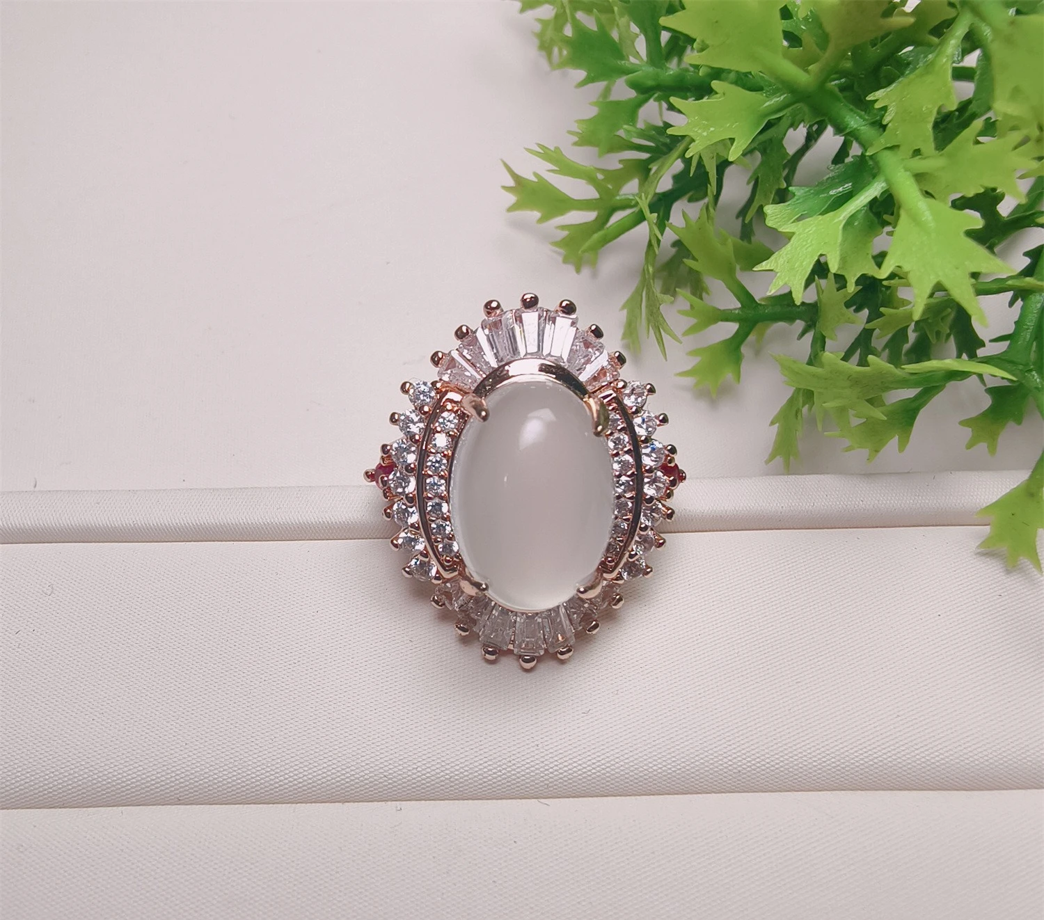 حلقة العقيق ذات سطح البيضاوي قابلة للمقارنة مع حلقة حية مرصعة بالجاديت عالية الجليد