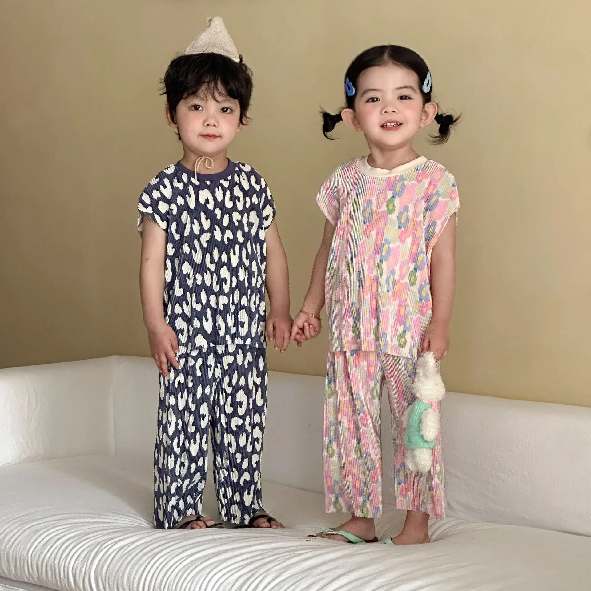 

Летний новый комплект детской одежды 2026: модный жилет с принтом и брюки для мальчиков и девочек, 2 предмета, тонкий повседневный костюм для детей