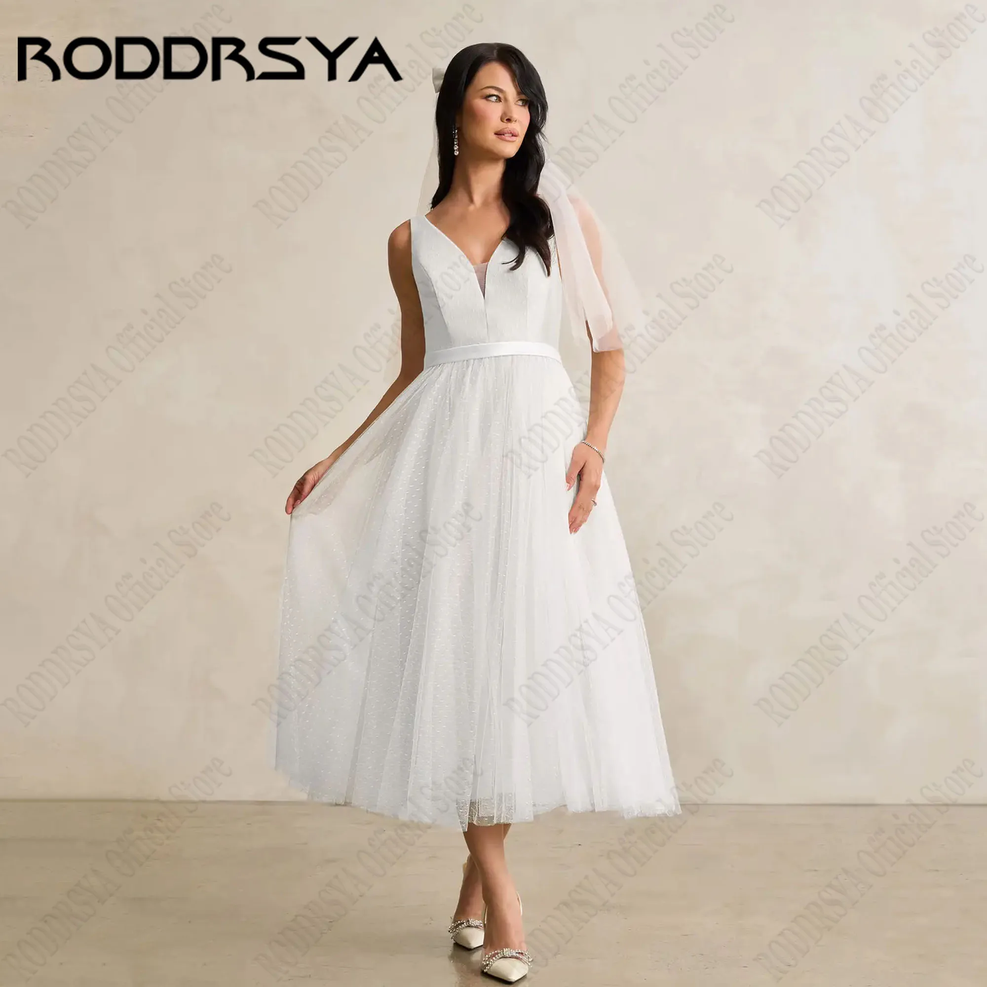 RODDRSYA Simples Sem Mangas Vestidos De Casamento Mulheres A Linha V-Neck Tule Vestidos De Noiva Com Arco Backless robe de mariée Personalizado Simples mangas Vestidos de casamento Mulheres A linha V-Neck Tulle Vestido