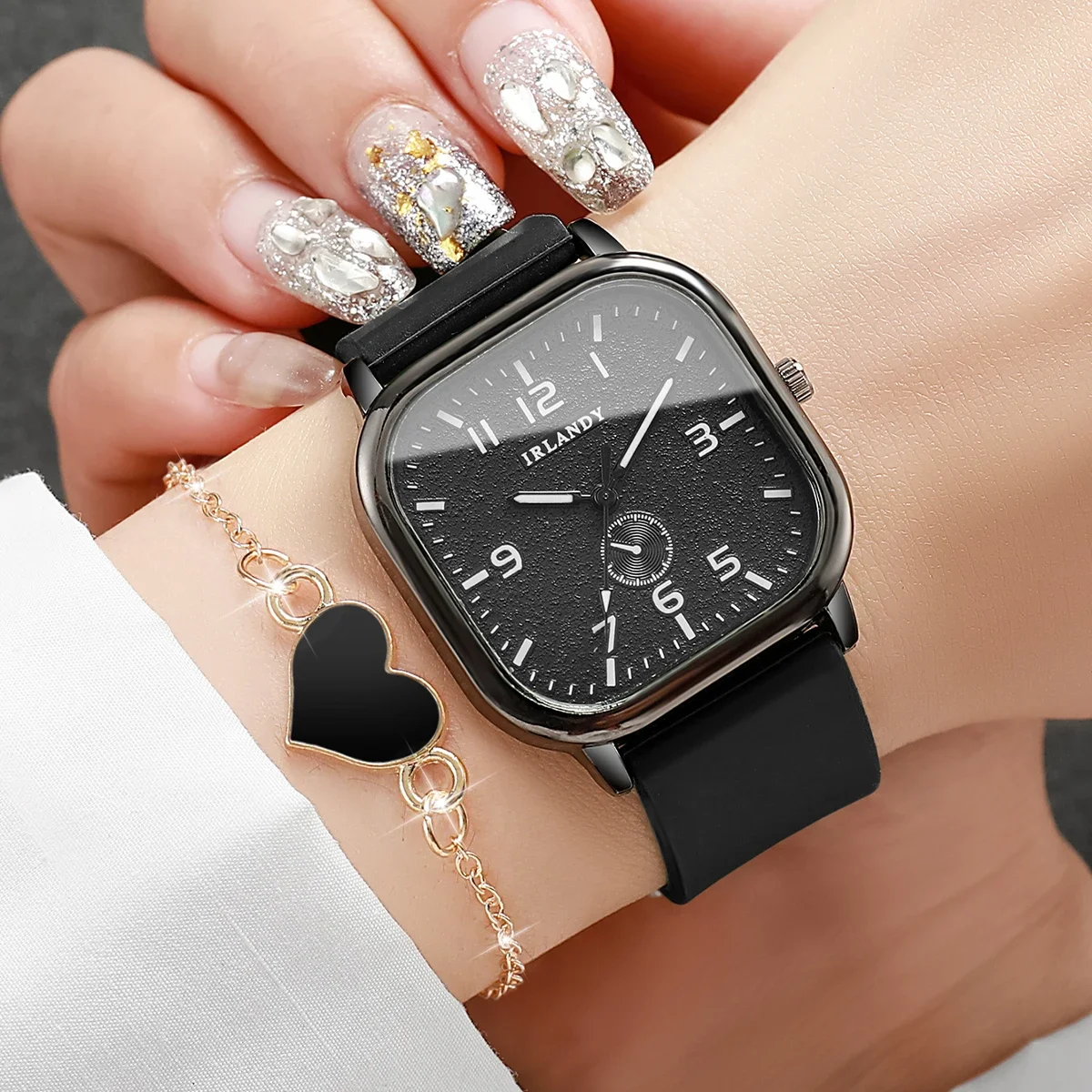 2/4 قطعة ساعات المعصم النسائية ذات الطلب المربع على شكل قلب مجموعة سوار كوارتز بحزام سيليكون للسيدات (بدون صندوق)