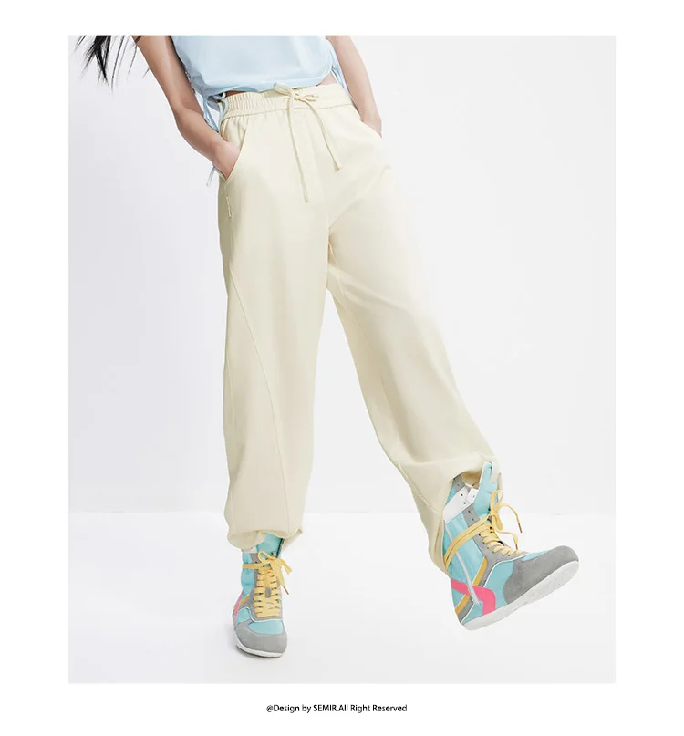 Damenhosen: Lässige, geschlitzte, lockere, geschwungene Slim-Fit-Hose im minimalistischen, vielseitigen Stil mit geschwungenem Bein – Sommermode 2026 für den Alltag – Detail 3