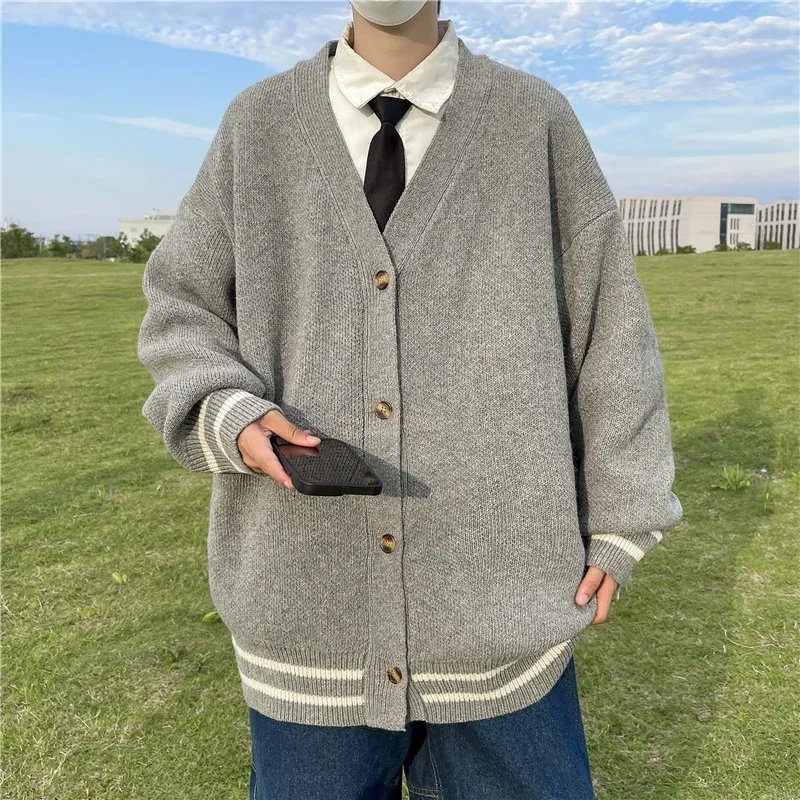 2024 Autunno Inverno Pigro Moda Cardigan di fascia alta Temperamento Scollo a V Alla moda Casual Versatile Allentato Maglione a maniche lunghe da uomo