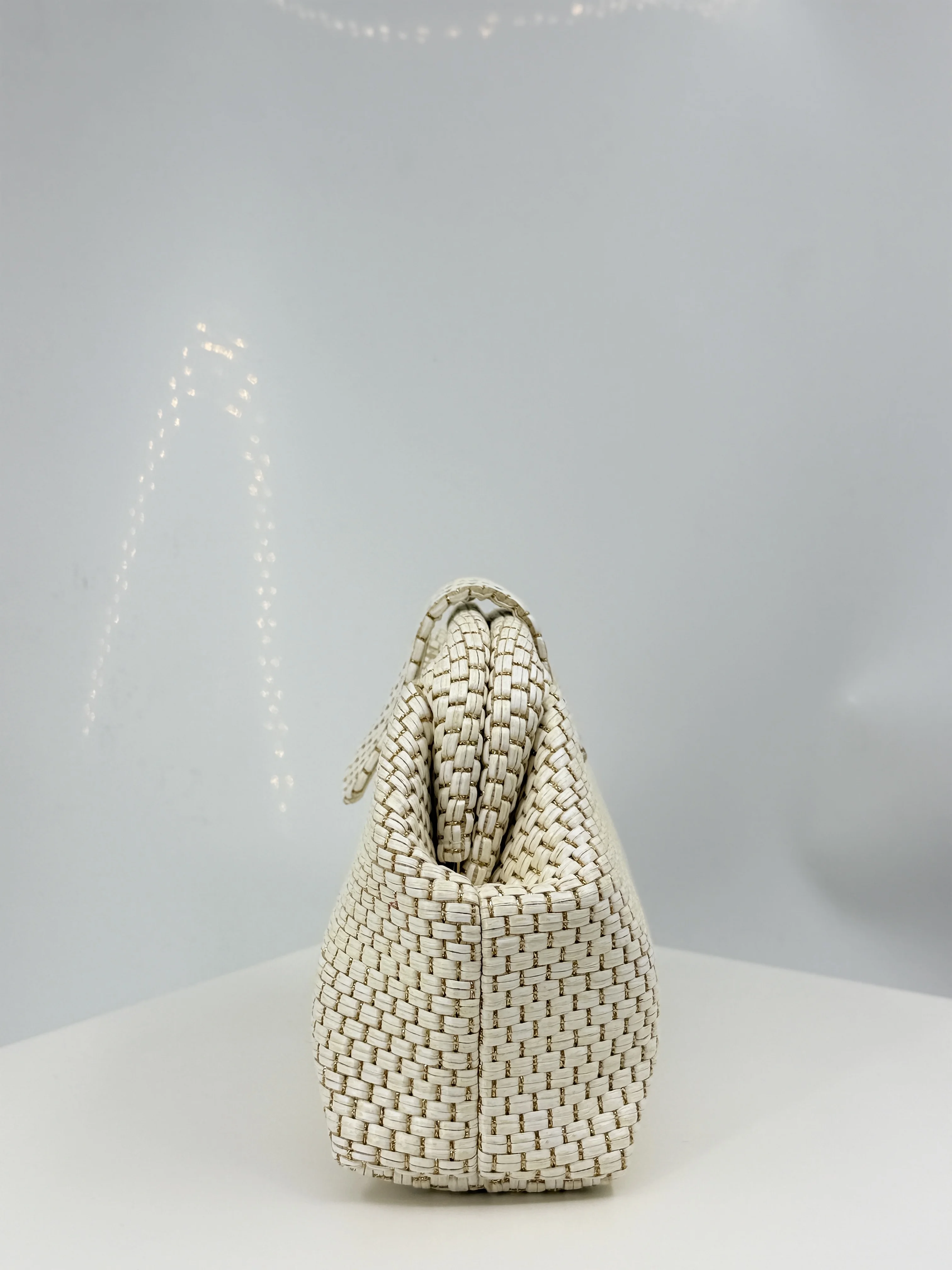 French-Style Light Luxury Hand-Woven Hard-Shell Beige Clutch Bag, Vintage Imitation Straw Large-Capacity Evening Bag for Weddings and Parties (with a Small Internal Compartment for Coins and Change) view 4