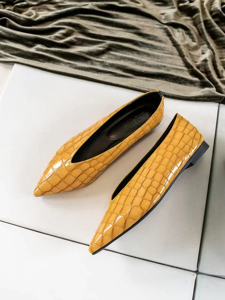 Van Women's Shoes 2026 New Flat Bottom Pointed Toe Slip-On Driving Shoes Genuine Leather Easy to Wear Soft Surface Rubber Sole