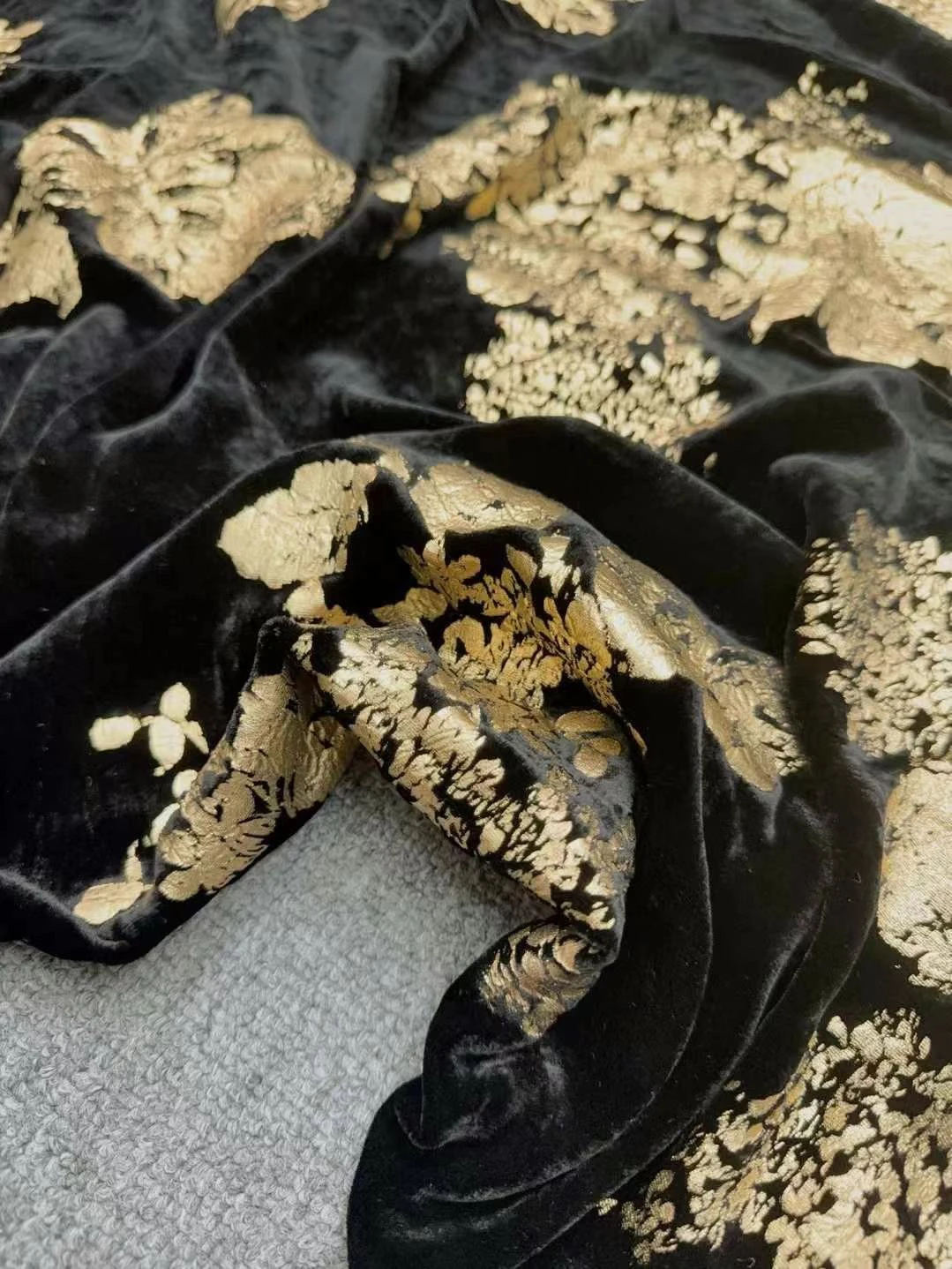 Autumn and Winter New Black Silk Velvet Fabric Temperament Coat Cheongsam Dress Cloth Gilding