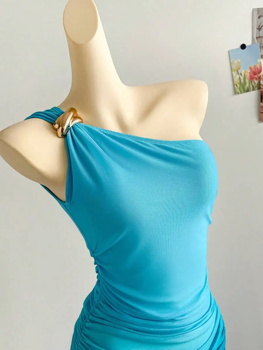 Vestido largo turquesa de un solo hombro con fruncido, detalle de nudo dorado y abertura lateral, ideal para bodas en la playa y festivales.