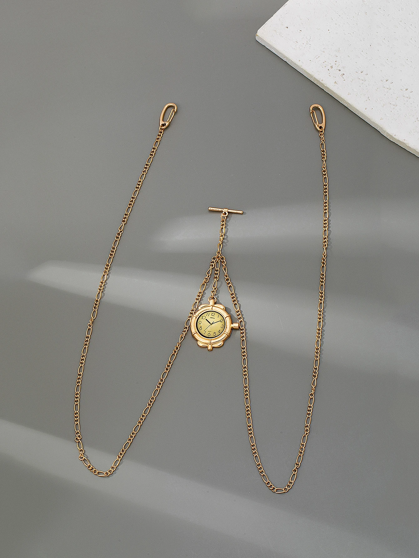 1 Mechanical-Style Vintage Classic Pocket Watch with a Chain, a Daily Casual Fashion Accessory That Complements a Suit