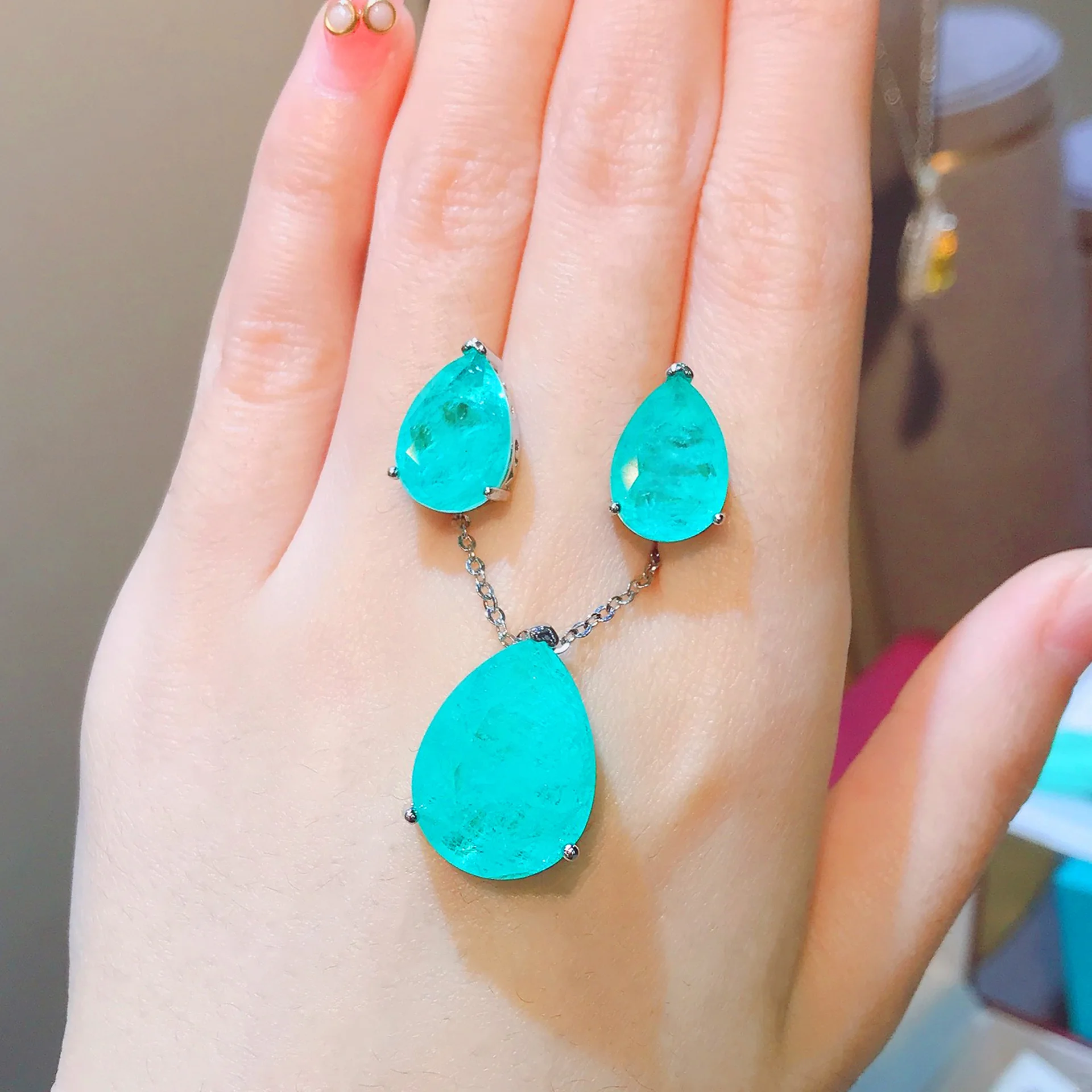 Kristall-Smaragd-Paraiba-Anhänger in Birnenform für Ohrringe und Halskette. Schmuckset für Damen. – Detail 6