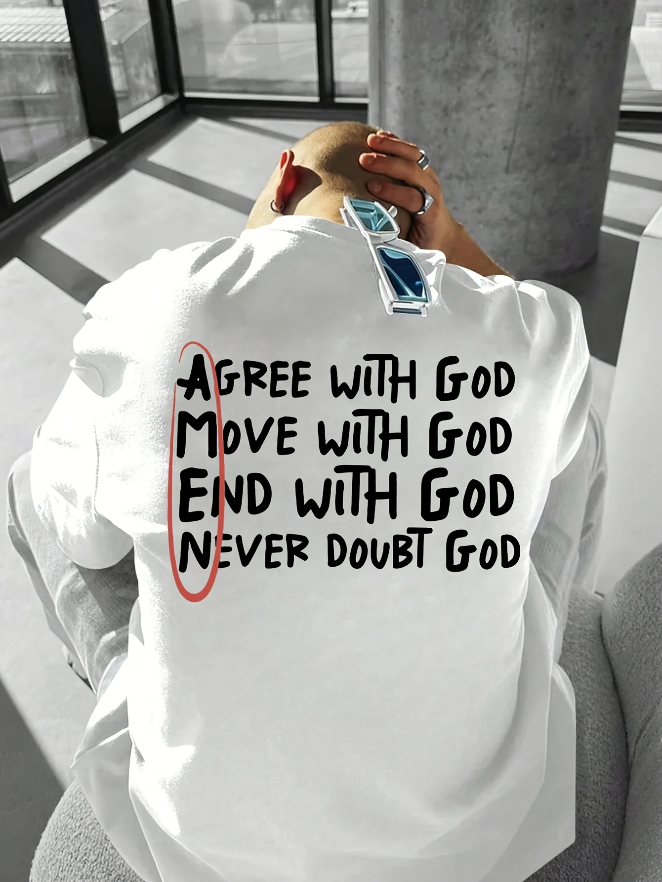 Camiseta Gráfica com Citação Religiosa 'Está na Volta do Caminho com Deus' para Homens, 100% Algodão Respirável, Perfeita para o Verão, Estilo Casual e Moderno Inspirado na Fé