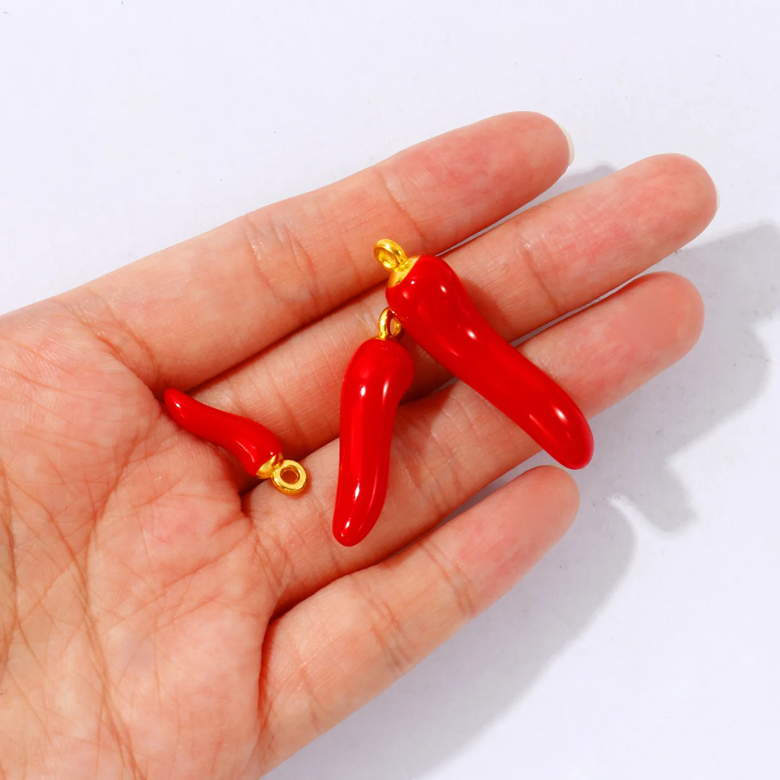 10 Stück Zinklegierungs-Anhänger, vergoldet, mit rotem Emaille, Cornicello, italienisches Horn, Chili, 3D-Anhänger für die Herstellung von DIY-Halsketten, Großhandel – Detail 2