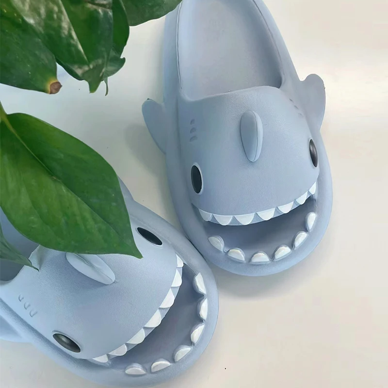 

Летние женские милые тапочки с изображением акулы, мужские домашние нескользящие шлепанцы для ванной комнаты, сандалии на плоской подошве на толстой подошве, семейные милые шлепанцы из ЭВА
