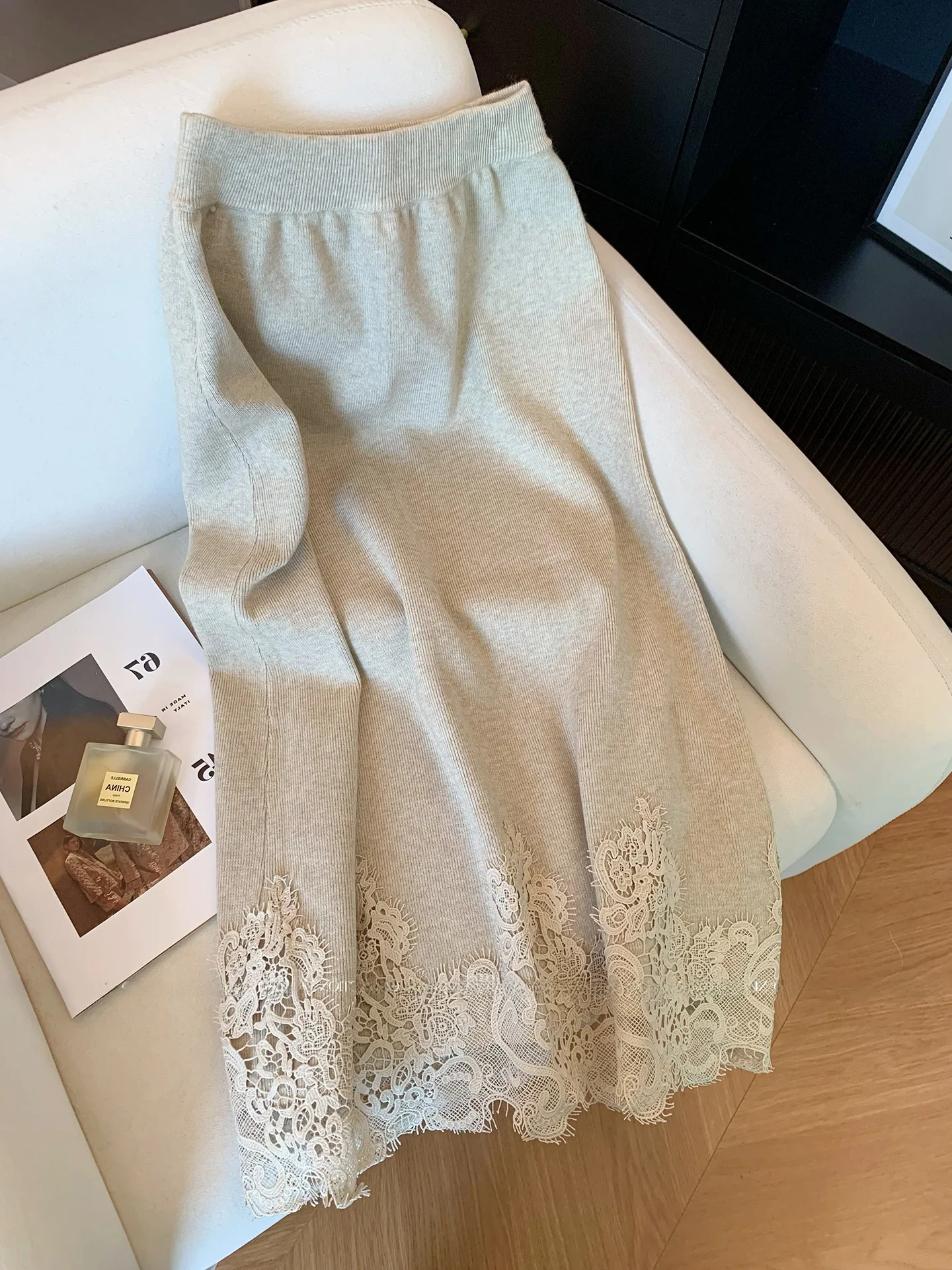 กระโปรงทรงเอ ผ้าถักลายลูกไม้ แต่งผ้าปะติด ทรงเข้ารูป เอวสูง ยาว แฟชั่นผู้หญิง ฤดูใบไม้ร่วง 2025 สไตล์เรียบหรู ดูดี เหมาะสำหรับใส่ทำงาน