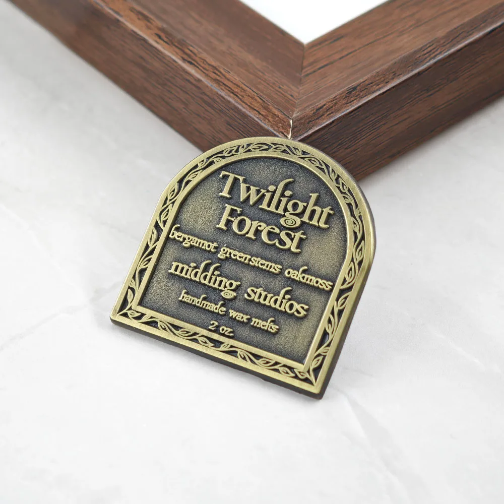Vintage Twilight Forest Label Brosche Midding Studios Metall-Abzeichen Bergamot Oakmoss Emaille-Pin Ästhetisches Schmuckzubehör Geschenk – Detail 10