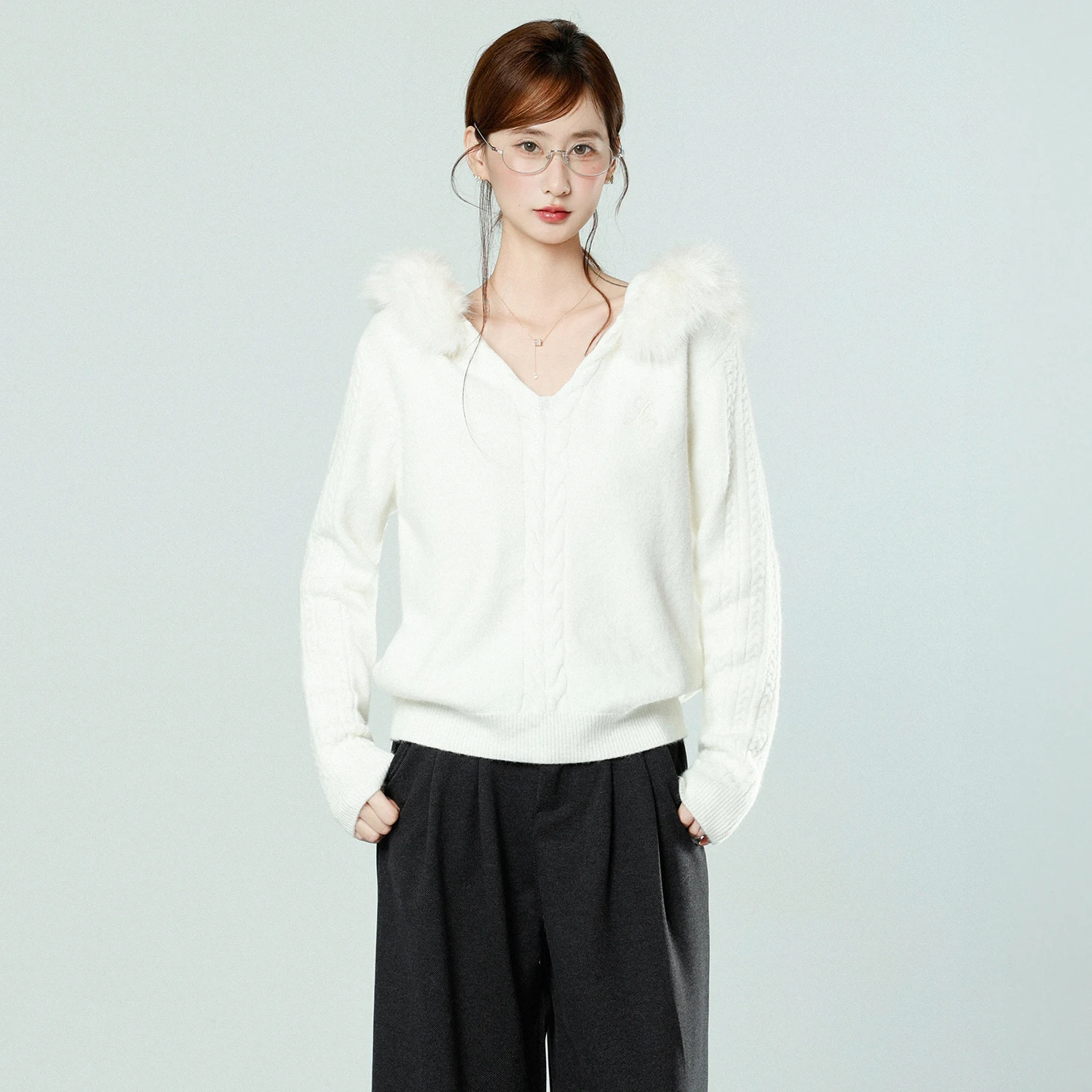 Maglione con cappuccio da donna con collo in pelliccia, nuovo design per la primavera/autunno, camicia lavorata a maglia con torsioni di pasta fritta e vestibilità slim