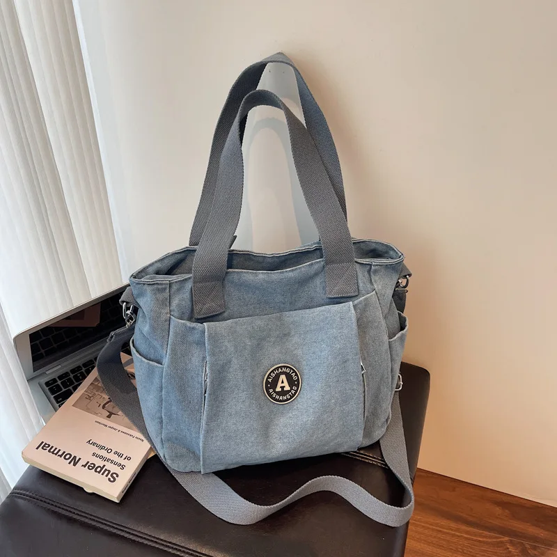 

Текстурированная джинсовая сумка большой вместимости — новая коллекция 2025 года. Универсальная повседневная сумка через плечо для покупок.