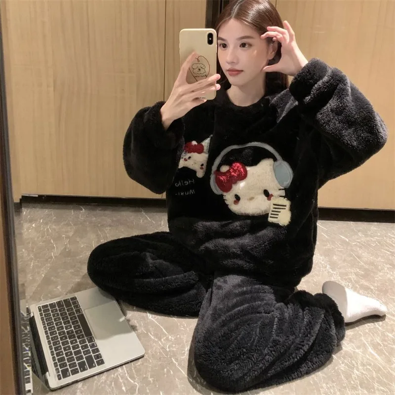 Piżama z aksamitu koralowego dla dziewczyn, jesienno-zimowa, czarna, z motywem Hello Kitty, gruby aksamit, luźny krój, uroczy styl Ins, komplet do noszenia na zewnątrz.