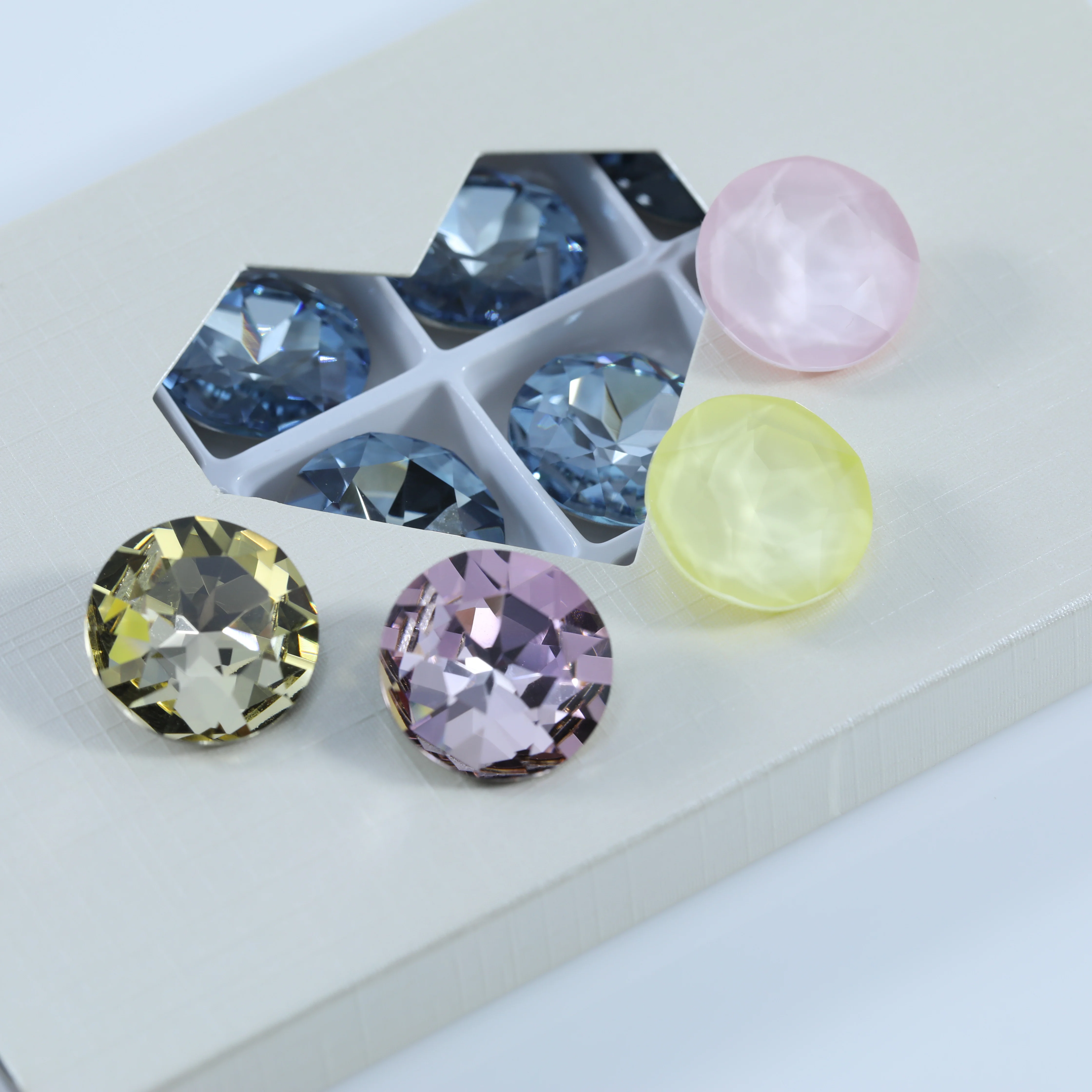 Mokkafarbene Blumen-Schliff-Pointback-Strasssteine aus K9-Kristall für verschiedene Anwendungen wie Nagelkunst, Schmuck, Kleidung, Handyhüllen und DIY-Projekte. – Detail 4