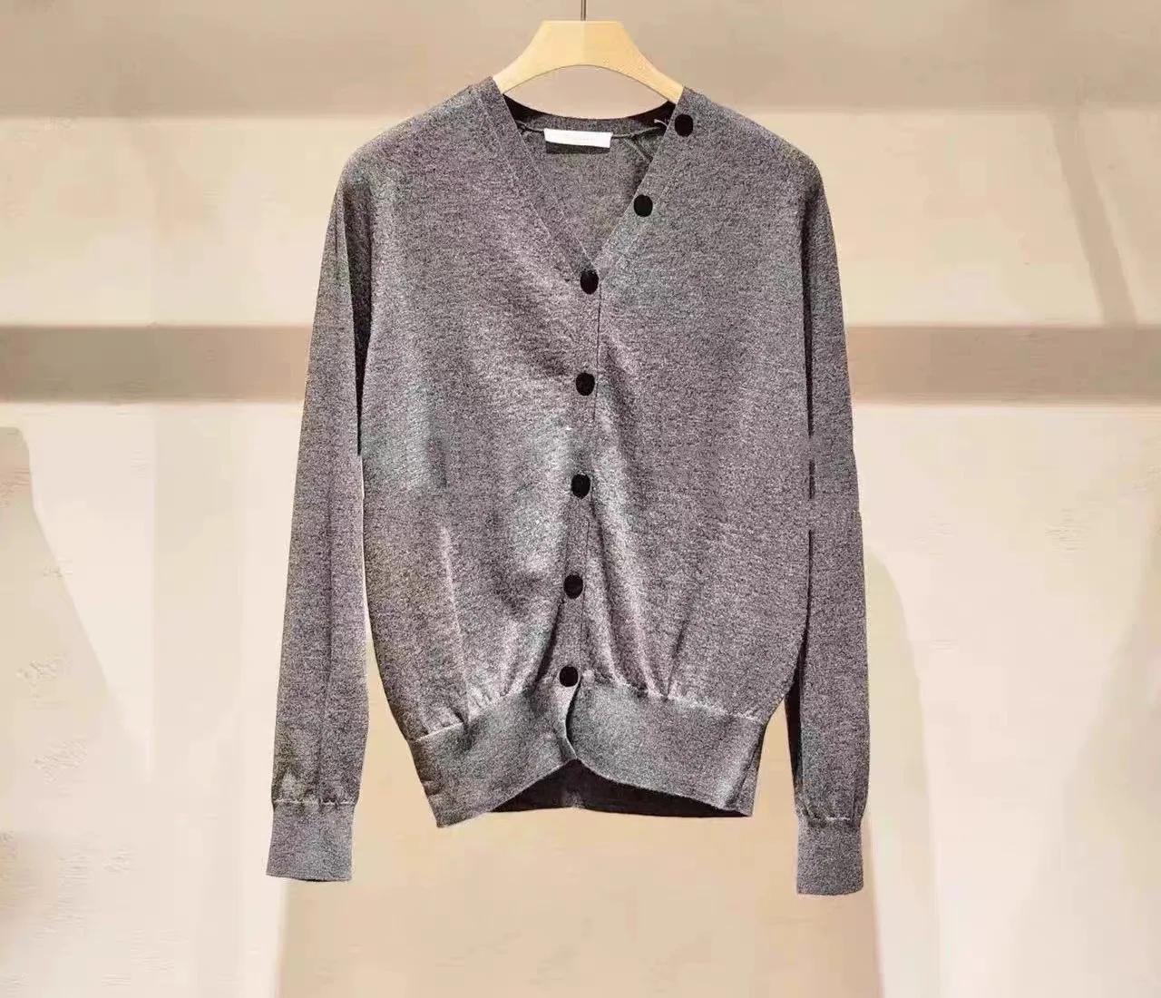 

Вязаный кардиган Deluxe Lemon Cheese Camere с V-образным вырезом на пуговицах Универсальный простой элегантный длинный свек для поездок на работу Sle Spring Faion