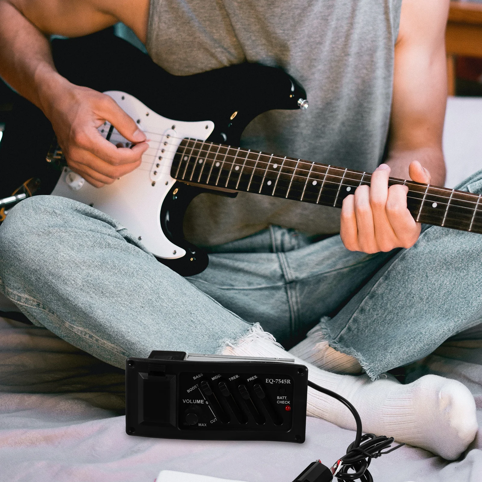 

4 Bands Eq Pickup Guitar Preamp Piezo Amplifier Black Volume Bass Treble Presence Control Low Indicator