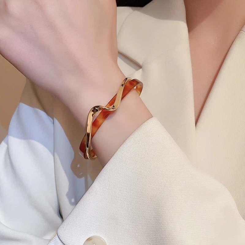 Fashion White Shellfish Bracelet Plate Bend Metal Bracelet Women\'s Bracelet Geometric C-shaped Open Bracelet Jewelry Gift