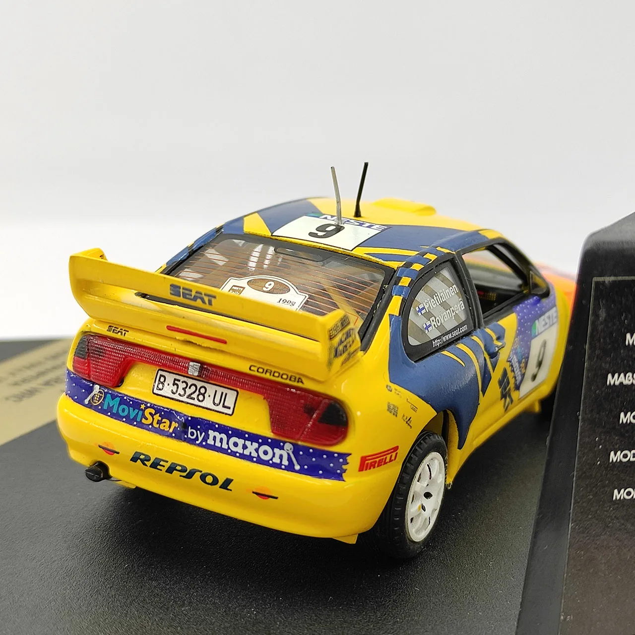 Farboberflächen-Fehlerbox, gebrochenes Druckguss-SKID, Maßstab 1:43, finnisches Rallye 1998, gelbes Legierungsautomodell, Sammlerspielzeug, Geschenk, Souvenir