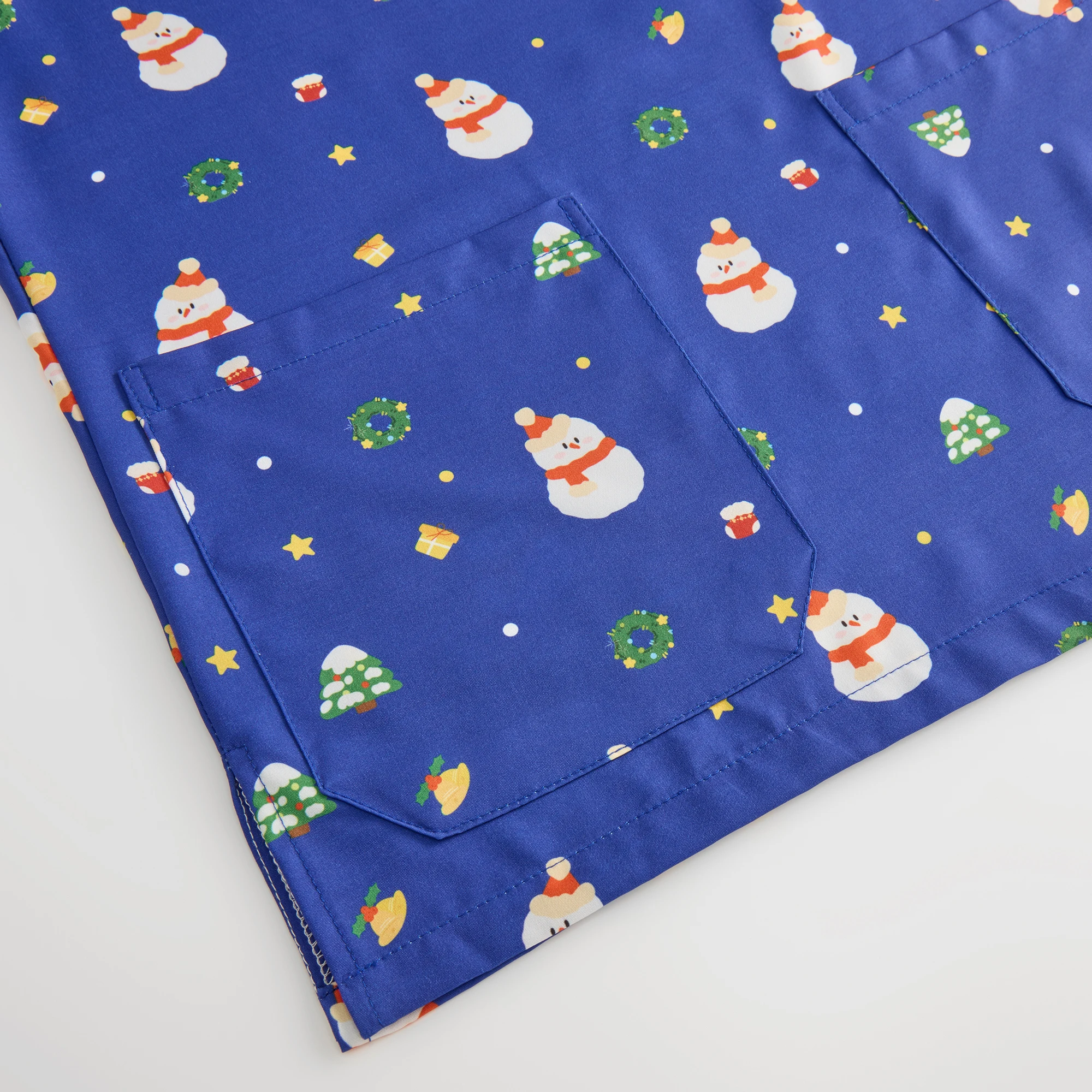 【クリスマス】女性用スクラブトップ ブルー スノーマンプリント 医療外科用漫画ユニフォーム ナース用ペット病院臨床用作業服