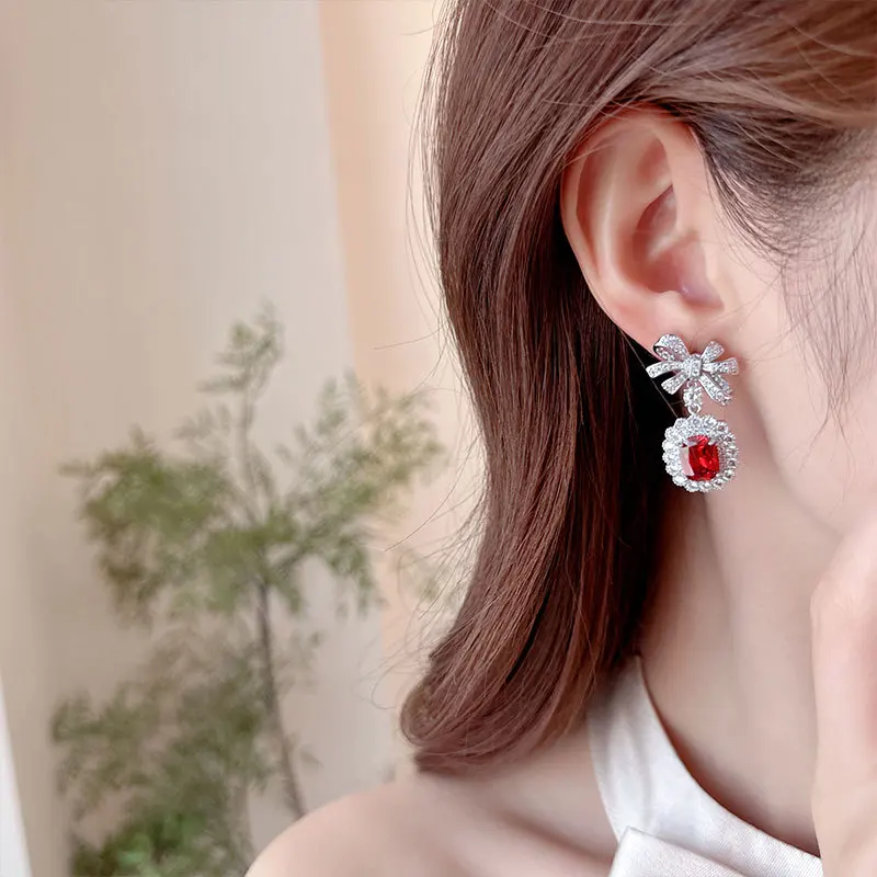 Un nicchia, un fiocco leggero e di lusso di fascia alta con orecchini in argento 925 con zirconi, abito da sposa, orecchini e orecchini da cena