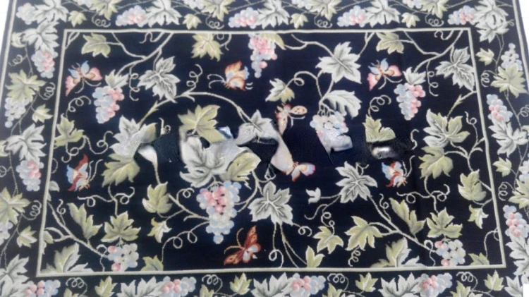 2.5'x4' small carpets, woolen needlepoint rugs stunning floral design  very good quality and competitive prices