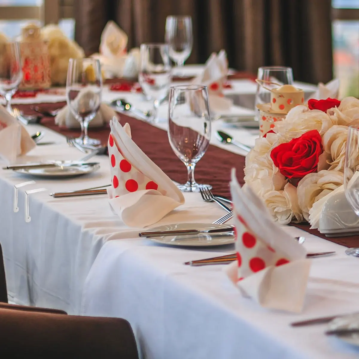 

4Pcs High Strength Table Cover Clips Secure Tablecloth in Place for Picnics Camping Weddings Parties Buffets Silver