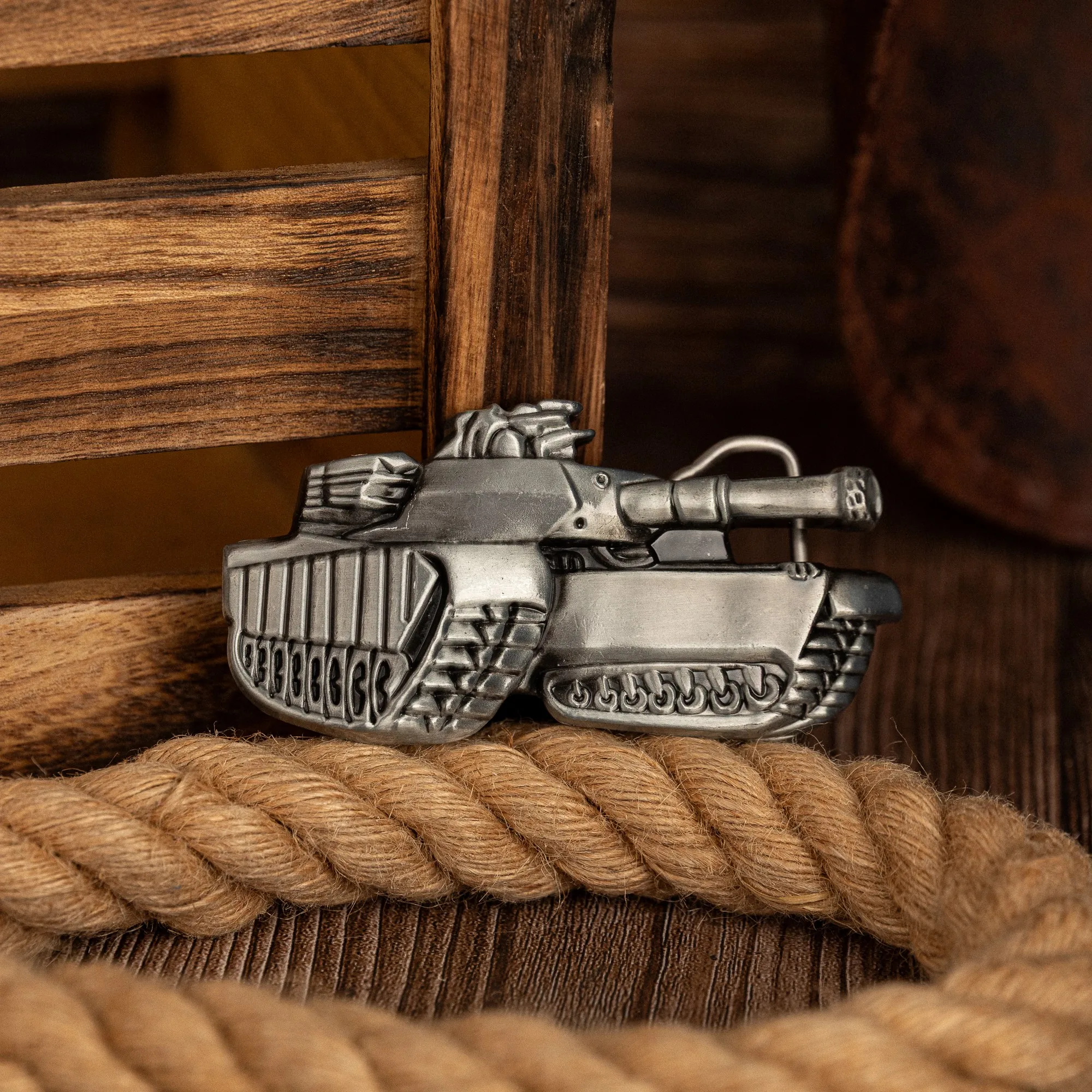 Una hebilla Tucker, una novela hebilla de cinturón de hombre moderna y versátil.