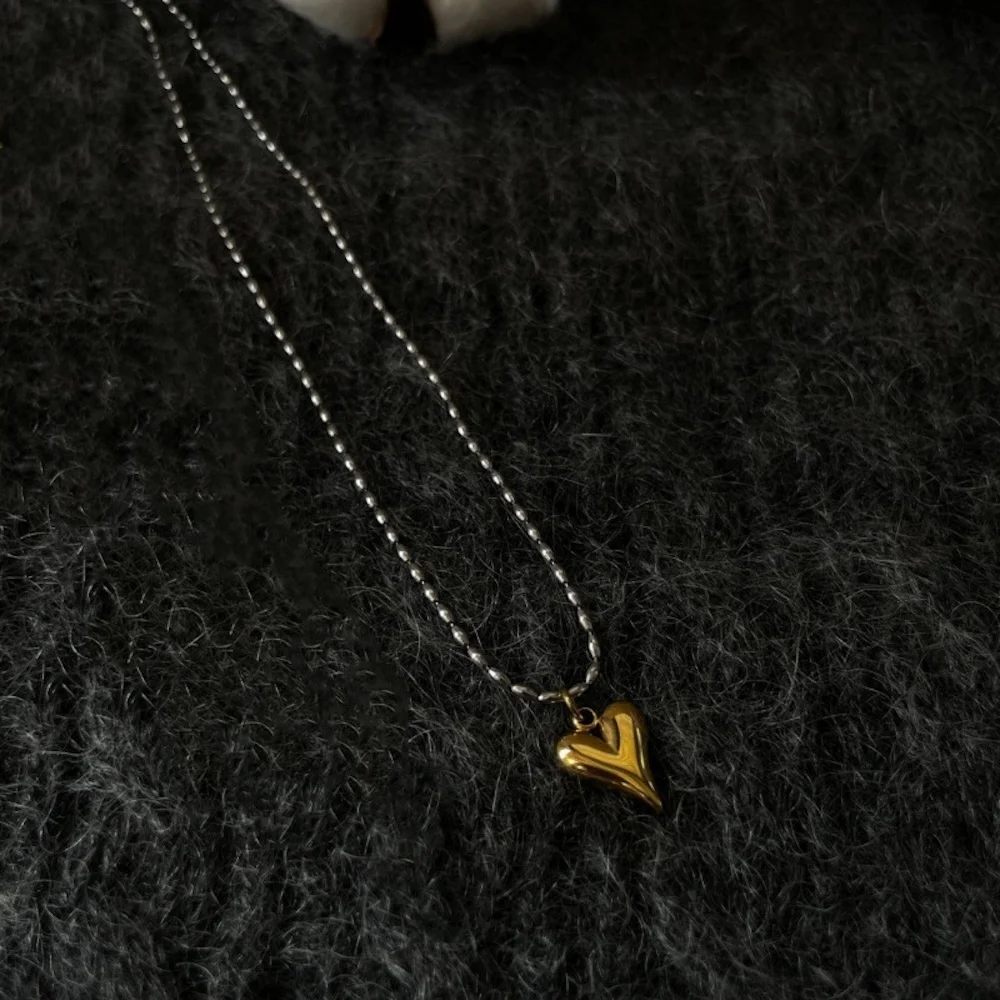 Retro Silberfarbene Edelstahl-Perlenkette, 18k Goldfarben plattiert, mit Liebes-Titanstahl-Anhänger für Damen – Detail 3