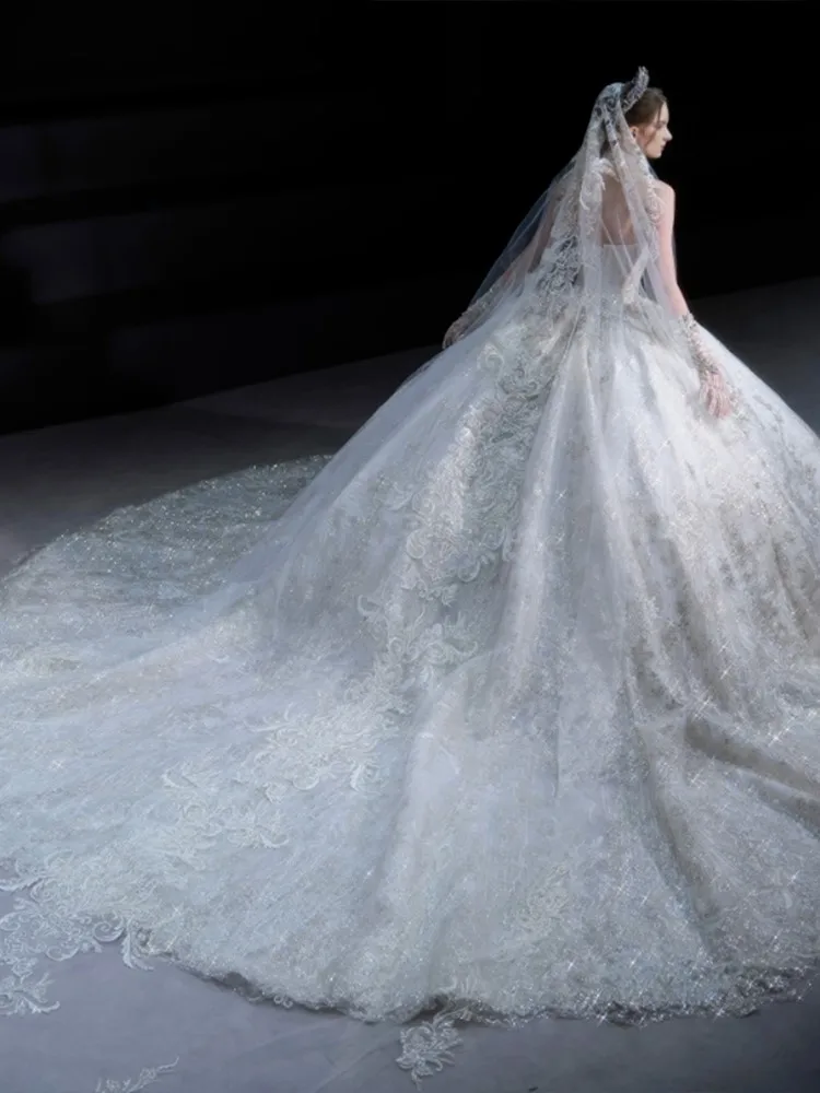 Un nuevo vestido sin tirantes resistente con tela principal y cola grande.