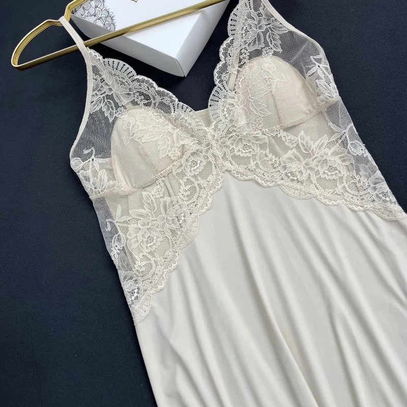 فستان دانتيل سهل الارتداء مصمم بخصر من الساتان فستان طويل مادة الحرير الجليدي أبيض لافتة للنظر على شكل حرف v أنيق فرنسي رغبة نقية